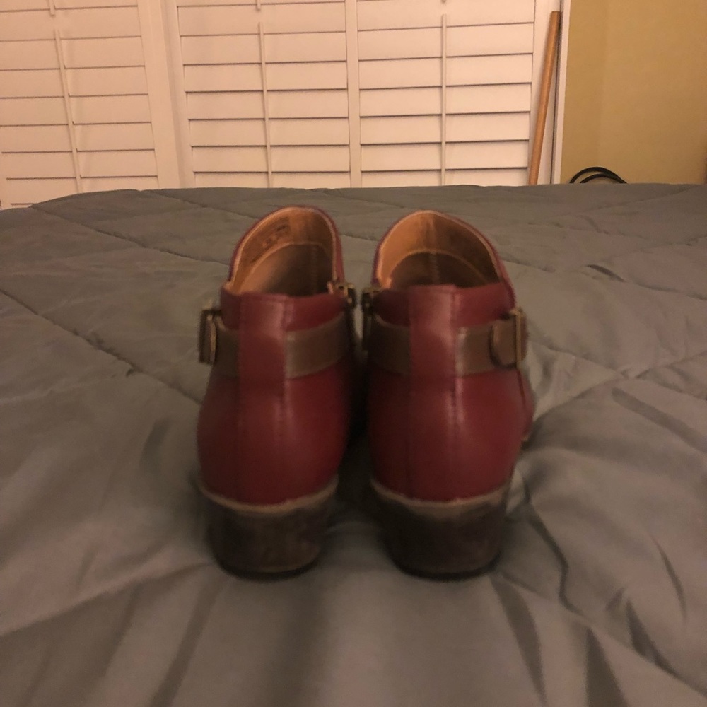 Vionic orthotic ankle boots. Burgundy, with brown, back buckle. - Picture 4 of 5